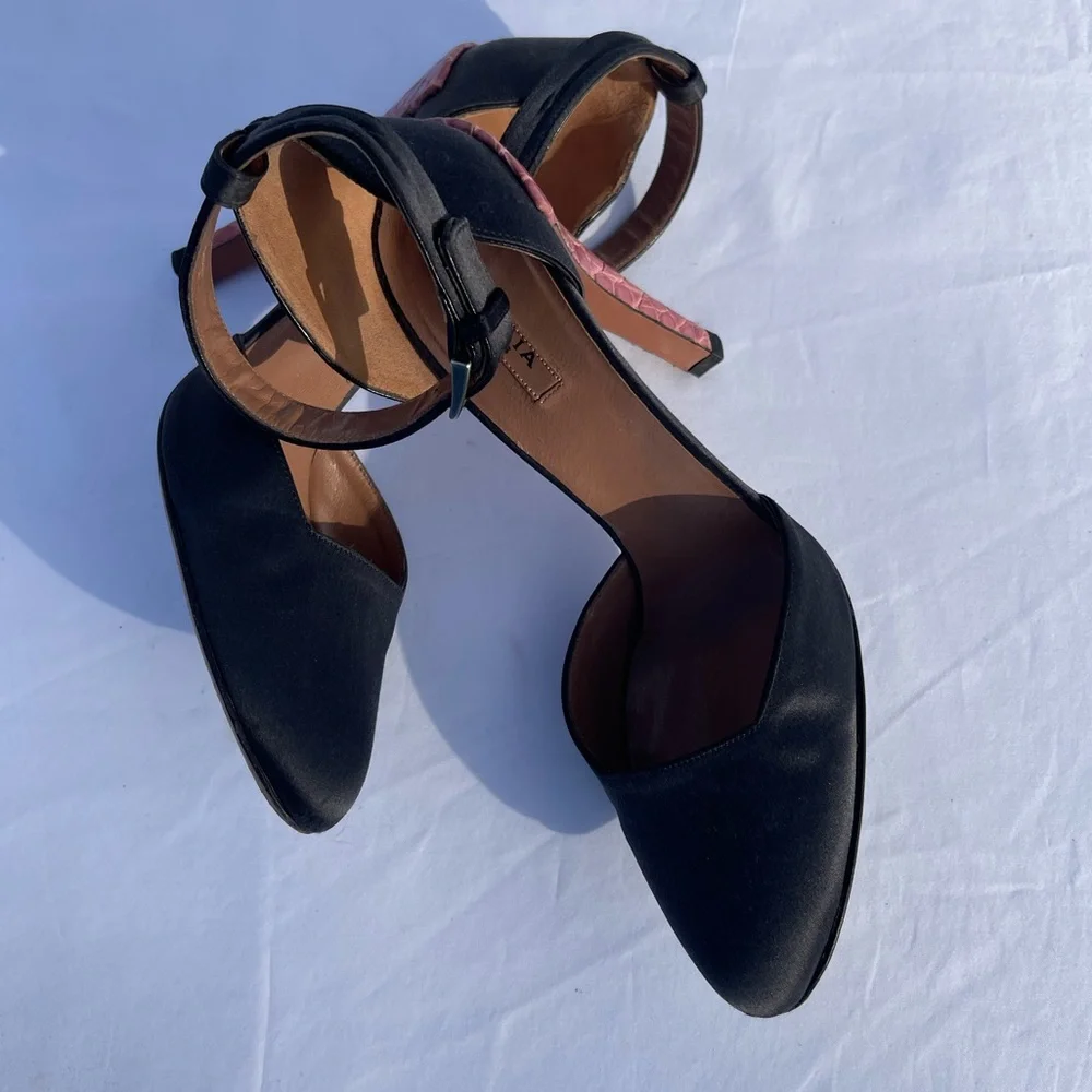 SOLD SOLD SOLD SOLD
Alaïa Black Satin Crocodile leather heels Italian Size 38 - Picture 2 of 7